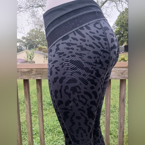 Lululemon athletica just breathe leggings crop animal swirl yoga full-on lutreme - Picture 2 of 10